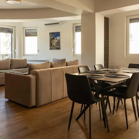Zebra Family - Free Parking, Fast Wi-fi, New Building *